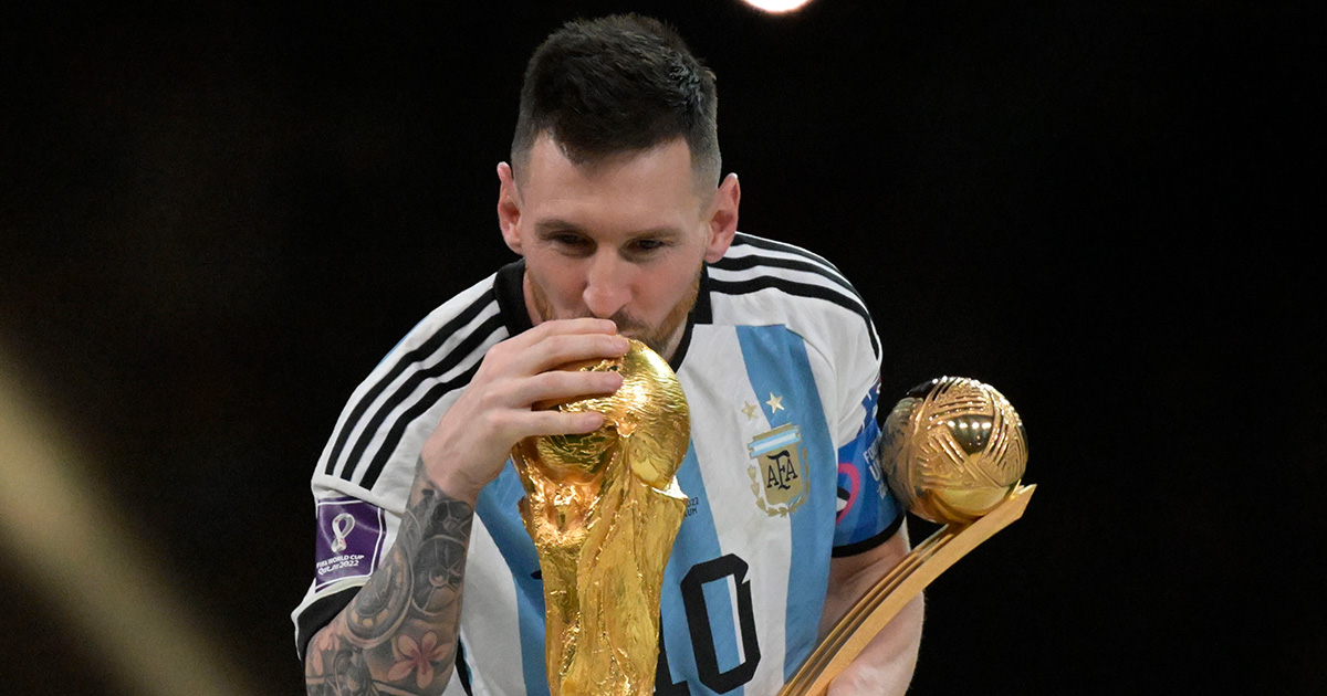 На видео попал, возможно, главный момент дня для игроков сборной Мавритании в матче против Аргентины - борьба за футболку Лионеля Месси.